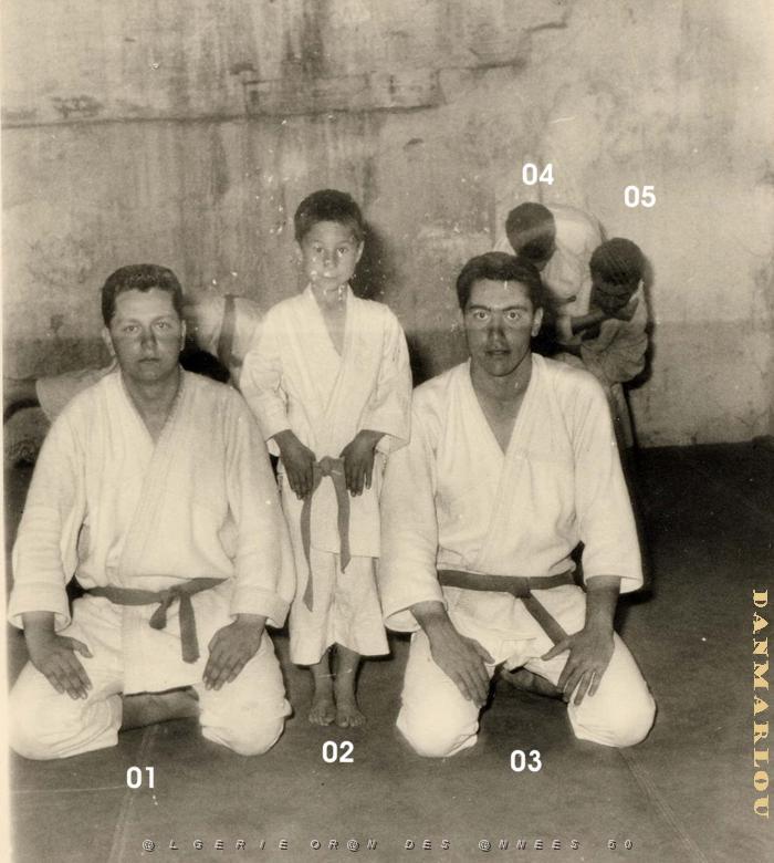 001 JUDOKWAI DE MERS EL KEBIR 19XX 004 SUR LE DOJO.JPG